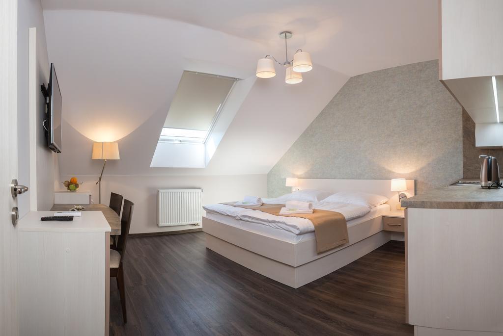 Penzion Longus Kyjov  Bagian luar foto